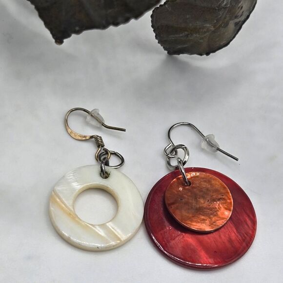 "5/$25" Pair of Mismatched Silvertone Round Shell Dangle Earrings - Picture 5 of 5